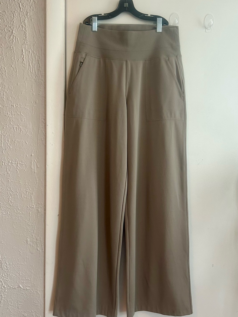 Women Wide-Leg Travel Pants in Taupe